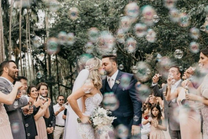 confete vs pétalas na saída dos noivos