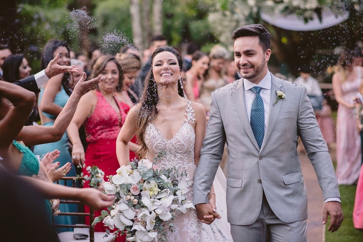 saída dos noivos com sparklers