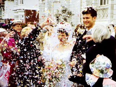 confete vs pétalas na saída dos noivos