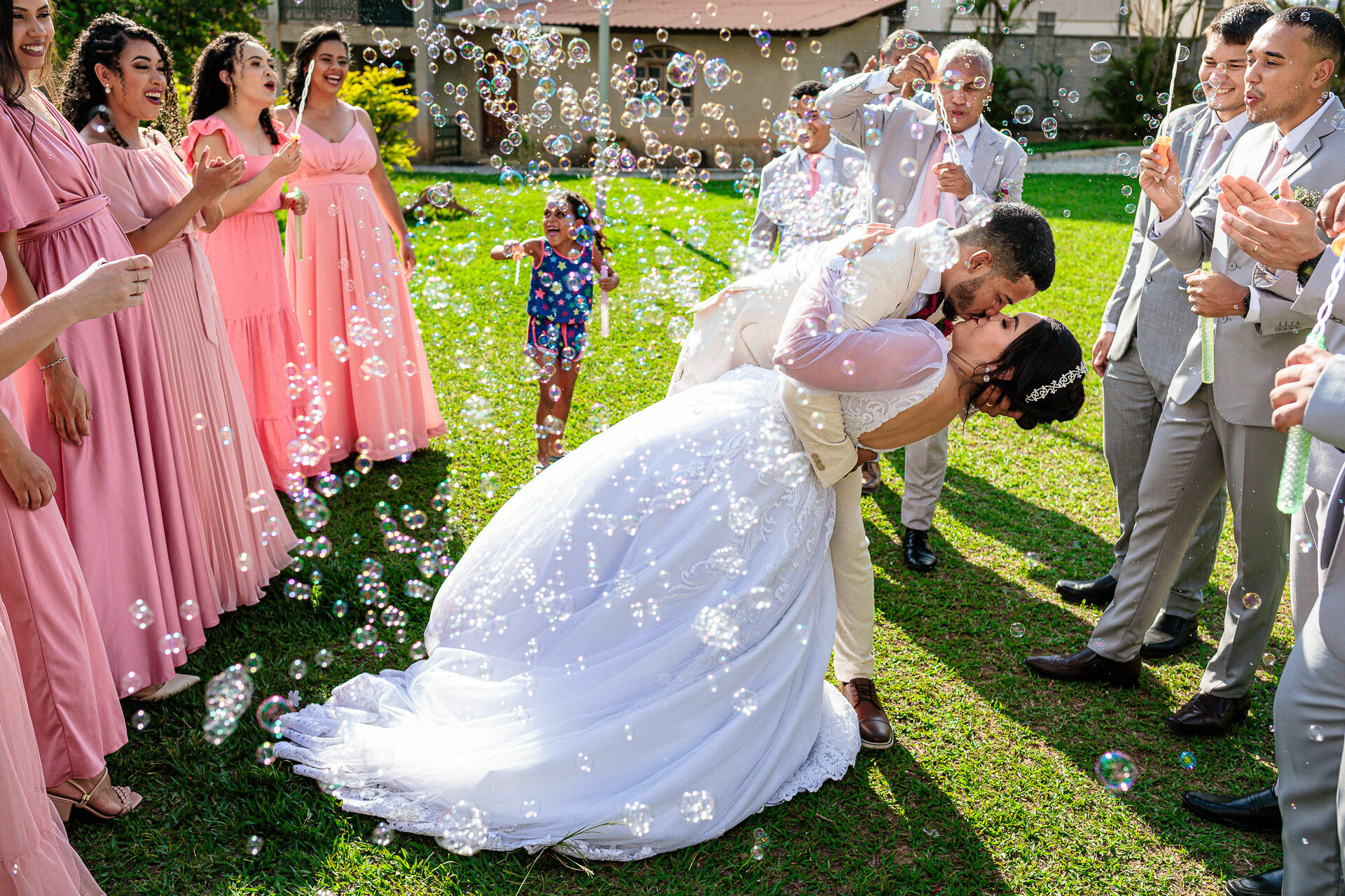 confete vs pétalas na saída dos noivos
