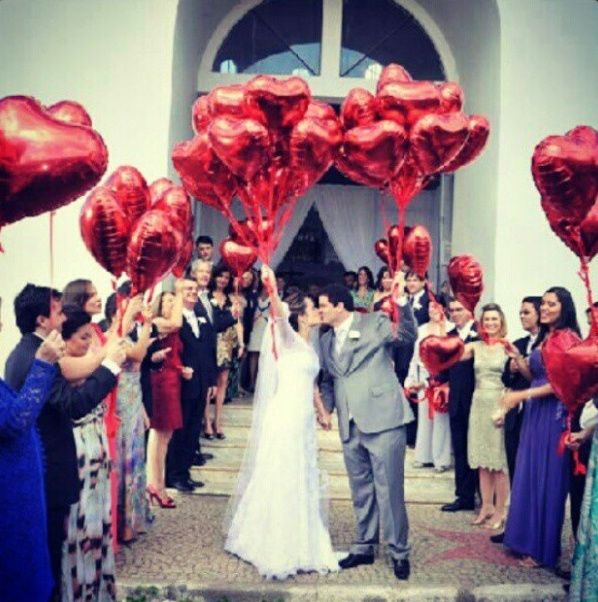 saída dos noivos com sparklers