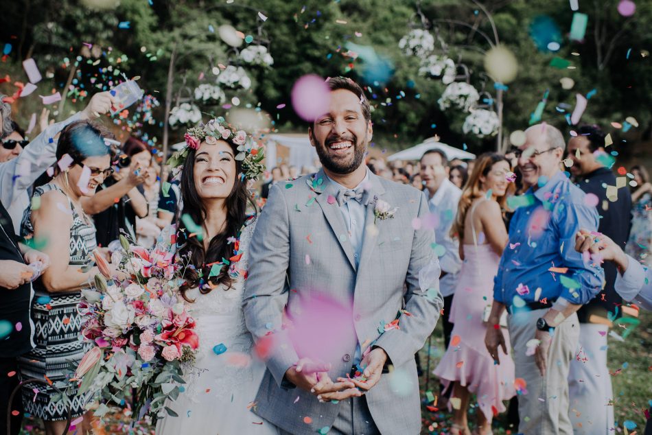 confete vs pétalas na saída dos noivos
