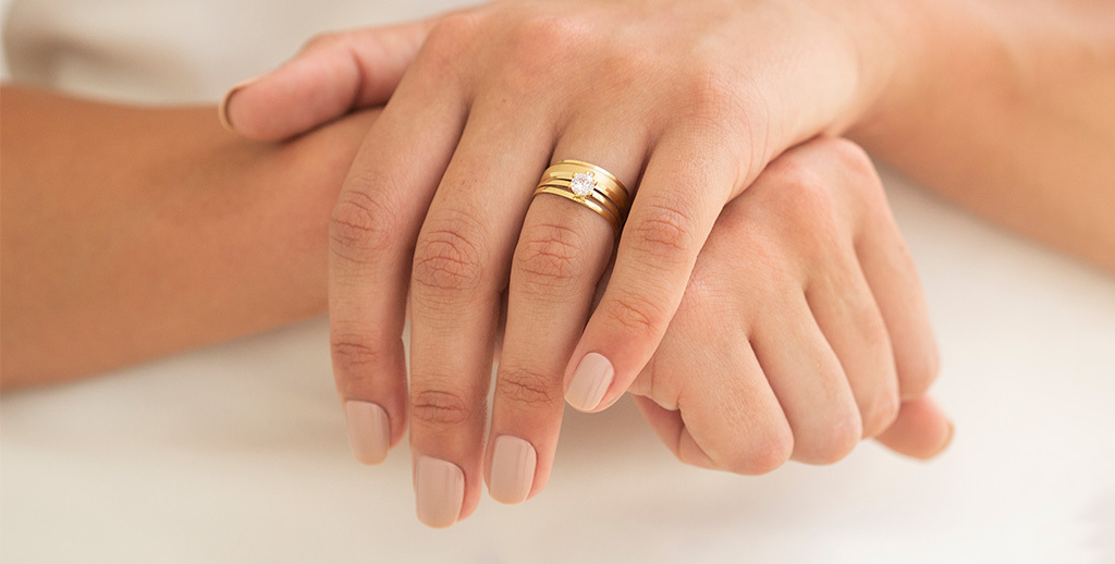 Guia Completo: Aliança de Noivado vs. Aliança de Casamento