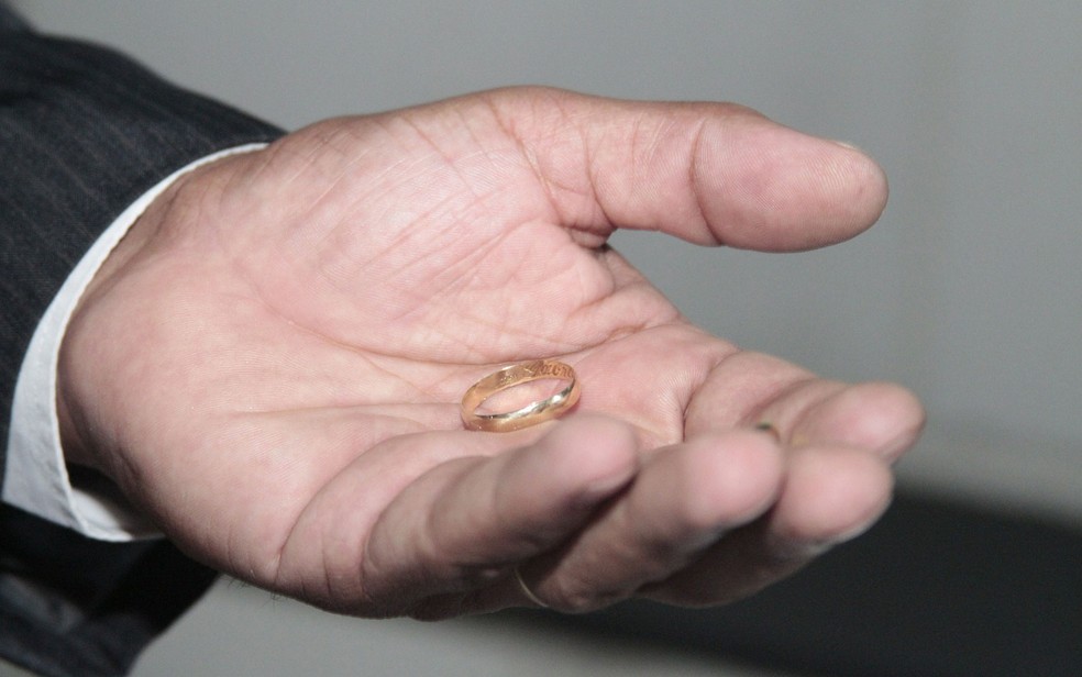 Anel solitário: Tradições e significados no Brasil.