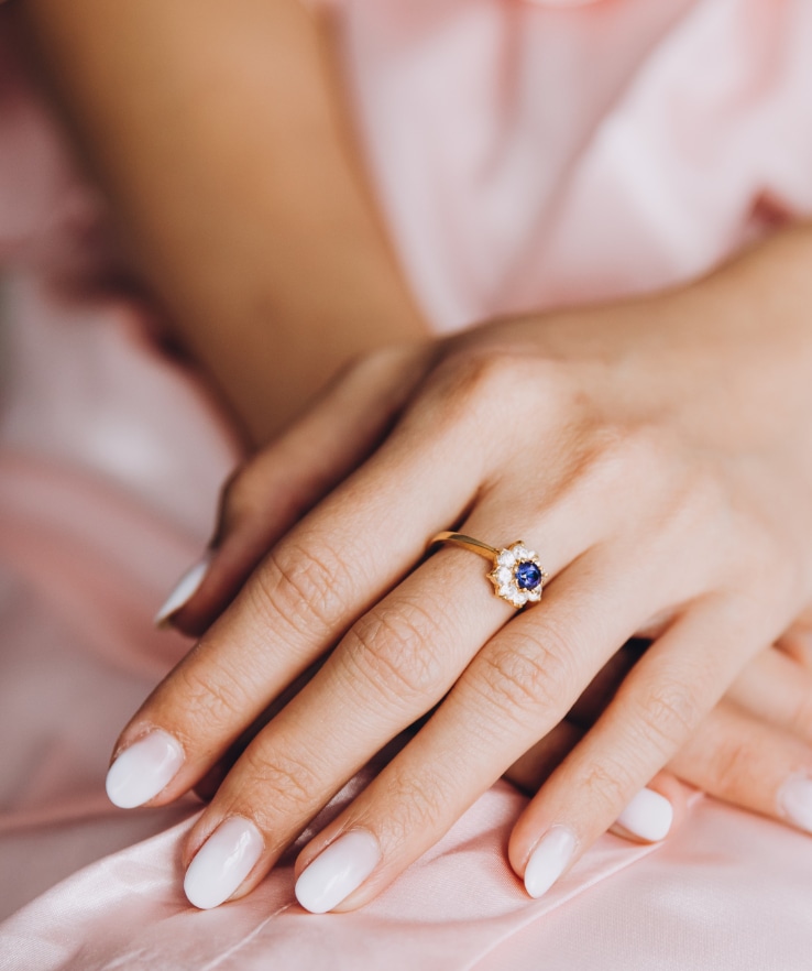 Aliança de namoro vs. noivado: Entenda as diferenças e o uso correto.