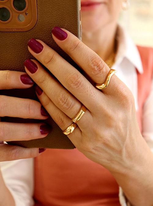 Aliança de namoro vs. noivado: Entenda as diferenças e o uso correto.