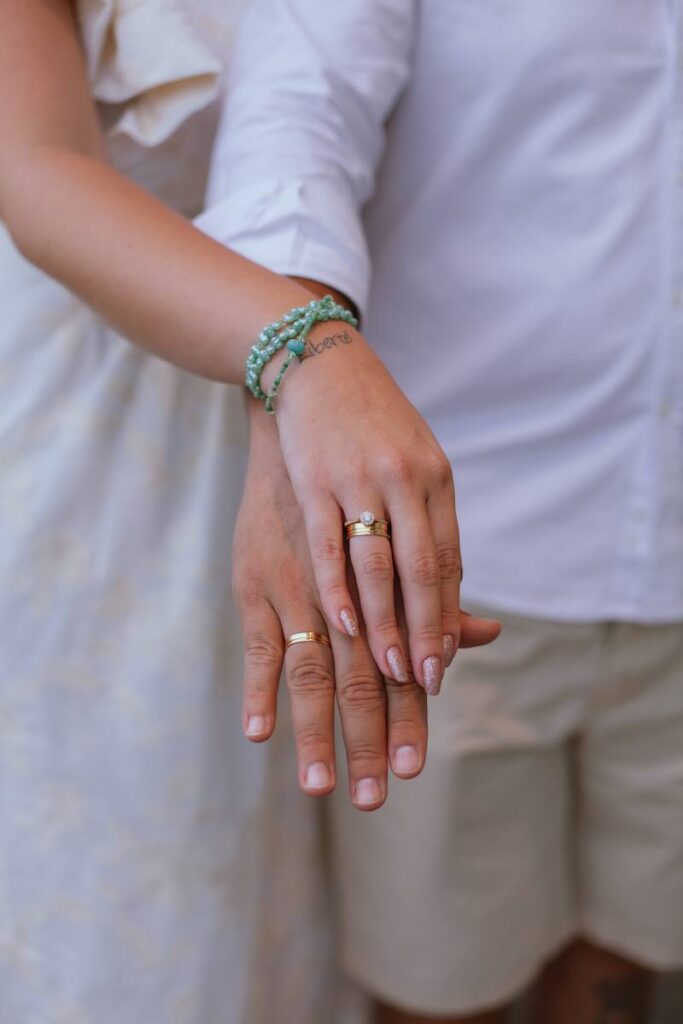 O guia definitivo: Em qual dedo usar sua aliança de acordo com o relacionamento.