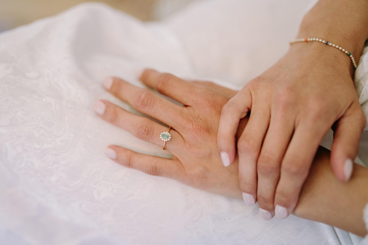 Aliança de namoro vs. noivado: Entenda as diferenças e o uso correto.