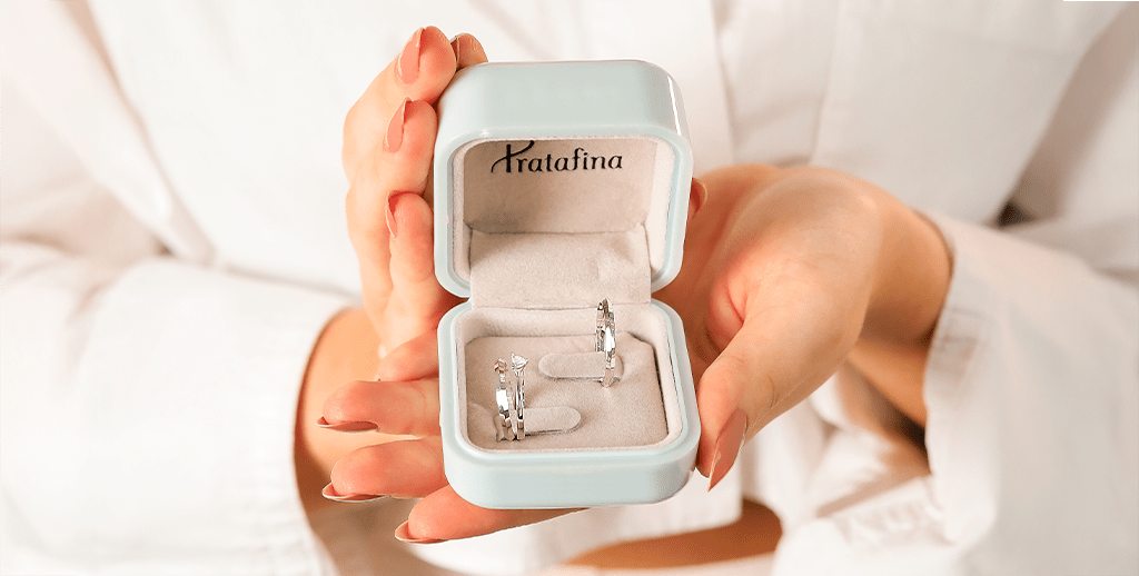 O guia definitivo: Em qual dedo usar sua aliança de acordo com o relacionamento.
