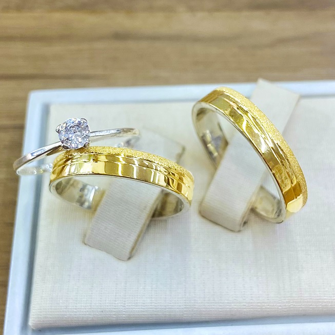 Alianças de casamento com texturas orgânicas