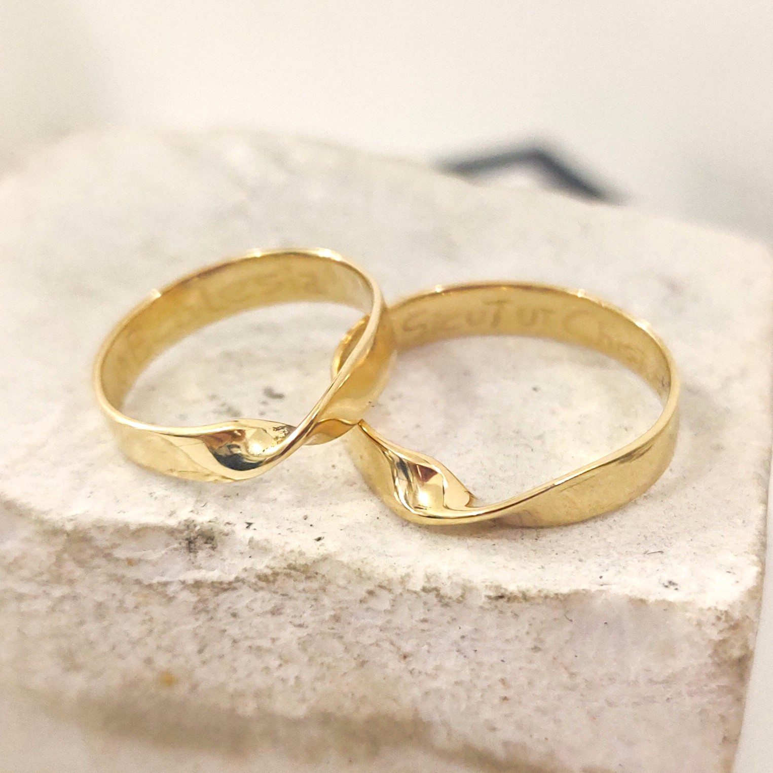 Alianças de casamento abauladas