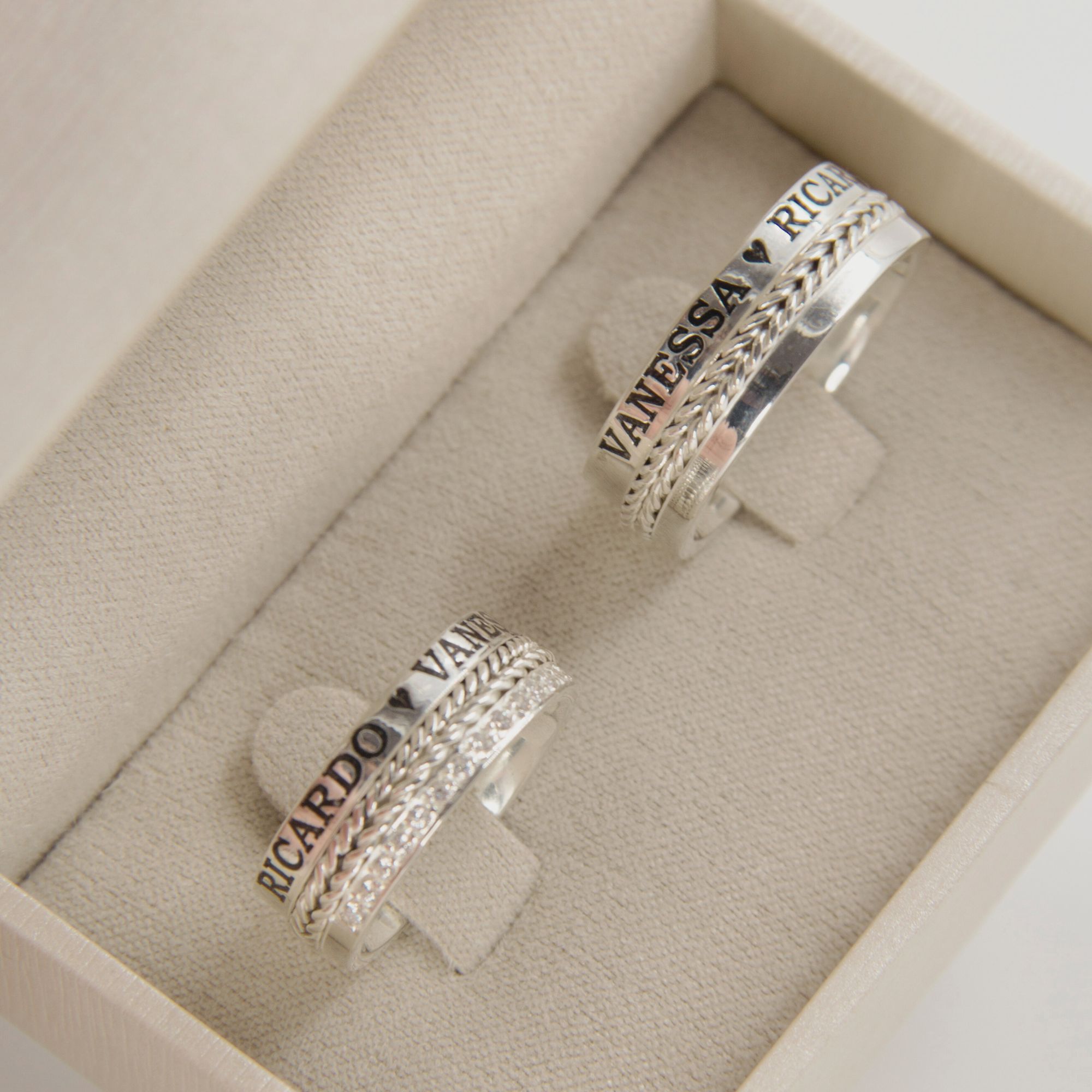 Guia Completo: Como Escolher a Gravação Perfeita para Suas Alianças