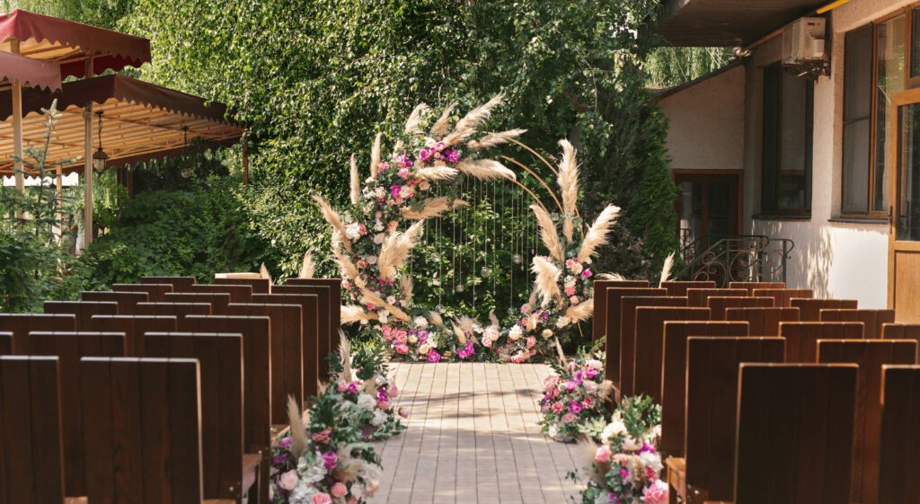 5 ideias de títulos:
1. Altar Verde: Tendências e Inspirações para seu Casamento
2. Greenery no Altar: Como Criar um Cenário Natural e Sofisticado
3. Folhagens para Casamento: Guia Completo de Espécies e Estilos
4. Decoração de Altar: Dicas Essenciais para um Visual Impactante
5. Do Rústico ao Moderno: Versatilidade das Folhagens na Decoração de Cerimônias