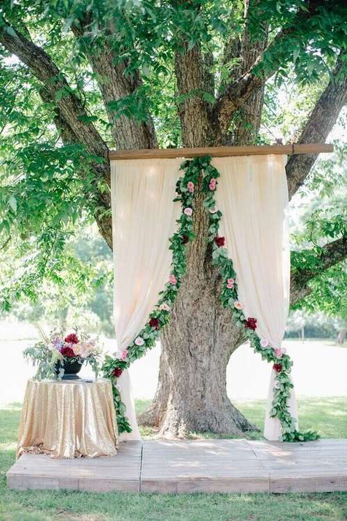 altar com fundo de folhagens