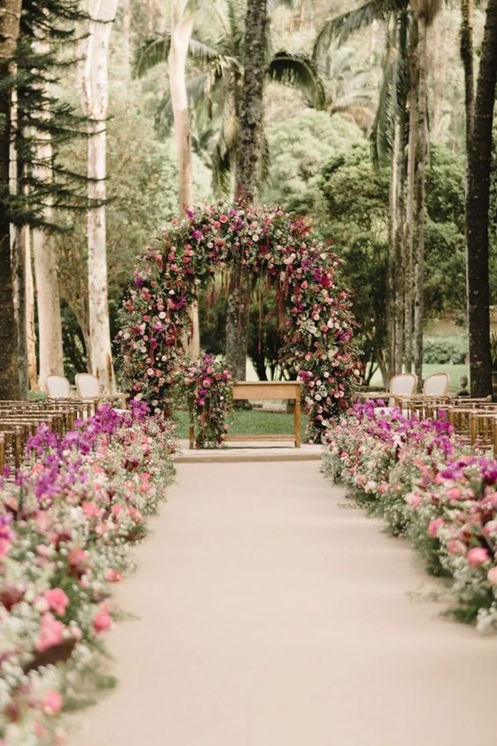 altar com fundo de folhagens