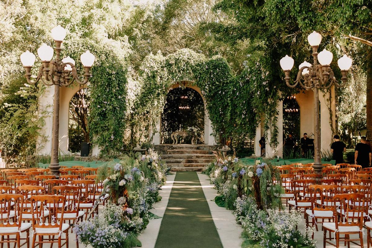 5 ideias de títulos:
1. Altar Verde: Tendências e Inspirações para seu Casamento
2. Greenery no Altar: Como Criar um Cenário Natural e Sofisticado
3. Folhagens para Casamento: Guia Completo de Espécies e Estilos
4. Decoração de Altar: Dicas Essenciais para um Visual Impactante
5. Do Rústico ao Moderno: Versatilidade das Folhagens na Decoração de Cerimônias