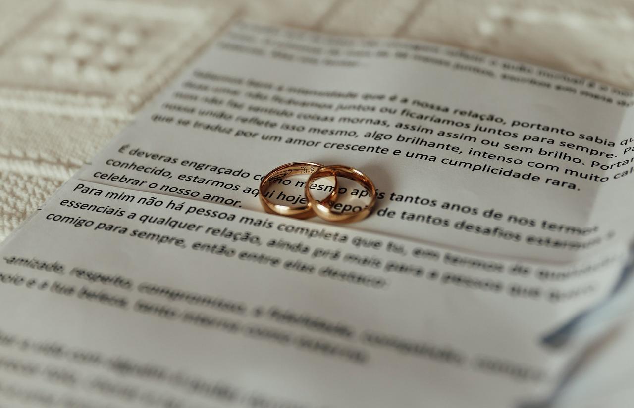 5 ideias de títulos:
1. Renovação de Votos: Como Escolher a Aliança Perfeita para Reafirmar seu Amor
2. Bodas de Ouro e Prata: Joias que Celebram Anos de União
3. O Significado por Trás dos Anéis Eternity e Aparadores na Renovação de Votos
4. Personalização de Alianças: Dicas para Tornar sua Joia de Renovação Única
5. Materiais e Estilos: Guia Completo para a Aliança de Renovação de Votos