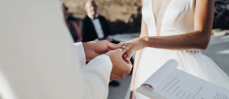 5 ideias de títulos:
1. Renovação de Votos: Como Escolher a Aliança Perfeita para Reafirmar seu Amor
2. Bodas de Ouro e Prata: Joias que Celebram Anos de União
3. O Significado por Trás dos Anéis Eternity e Aparadores na Renovação de Votos
4. Personalização de Alianças: Dicas para Tornar sua Joia de Renovação Única
5. Materiais e Estilos: Guia Completo para a Aliança de Renovação de Votos