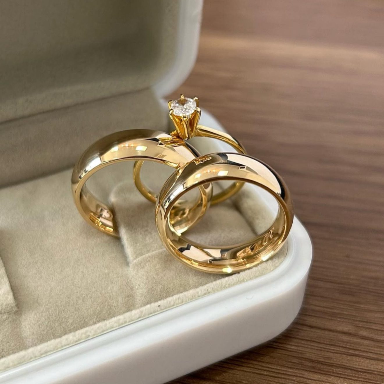 anel solitário vs aparador de aliança