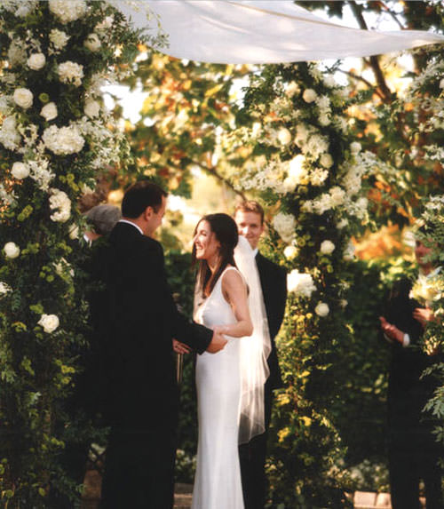 Casamento Rústico vs. Moderno: Qual Arco de Flores Combina Mais?