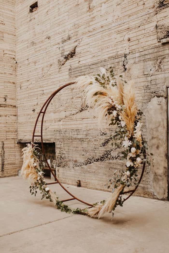 ideias de arcos geométricos para altar de casamento