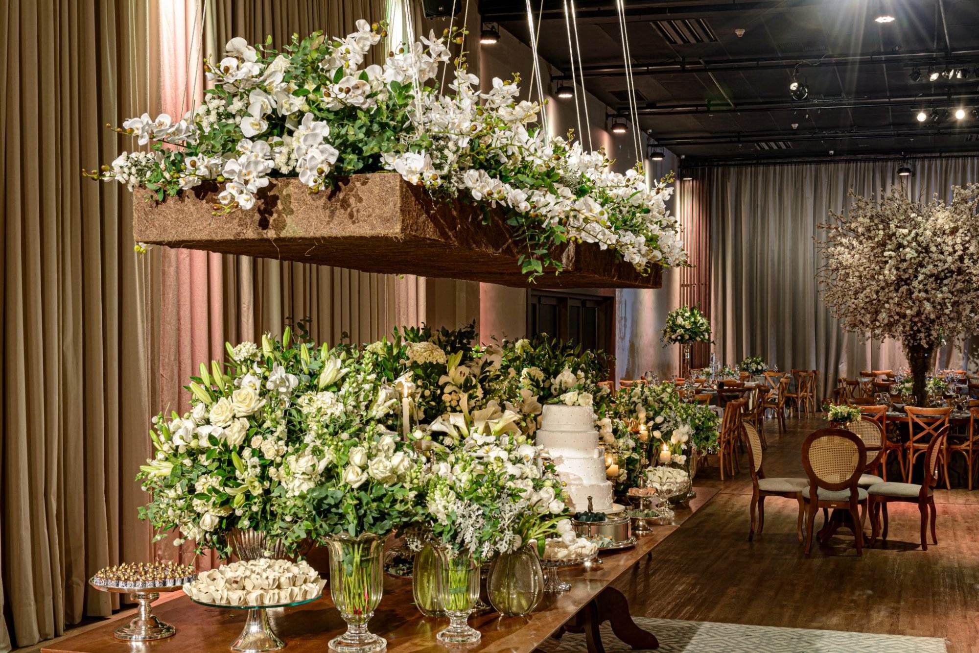 como fazer arranjo aéreo circular com folhagens