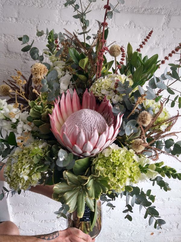 5 Ideias de Títulos para Posts sobre Arranjos de Proteas:
1. Proteas: A Flor Exótica que Transforma Qualquer Ambiente.
2. Do Minimalismo ao Boho: Descubra os Estilos de Arranjos com Proteas.
3. Como Conservar Seus Arranjos de Proteas Frescas e Desidratadas.
4. Guia Completo das Variedades de Proteas para Arranjos Incríveis.
5. Proteas em Eventos: Inspirações para Casamentos e Decorações Rústicas.