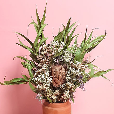 5 Ideias de Títulos para Posts sobre Arranjos de Proteas:
1. Proteas: A Flor Exótica que Transforma Qualquer Ambiente.
2. Do Minimalismo ao Boho: Descubra os Estilos de Arranjos com Proteas.
3. Como Conservar Seus Arranjos de Proteas Frescas e Desidratadas.
4. Guia Completo das Variedades de Proteas para Arranjos Incríveis.
5. Proteas em Eventos: Inspirações para Casamentos e Decorações Rústicas.