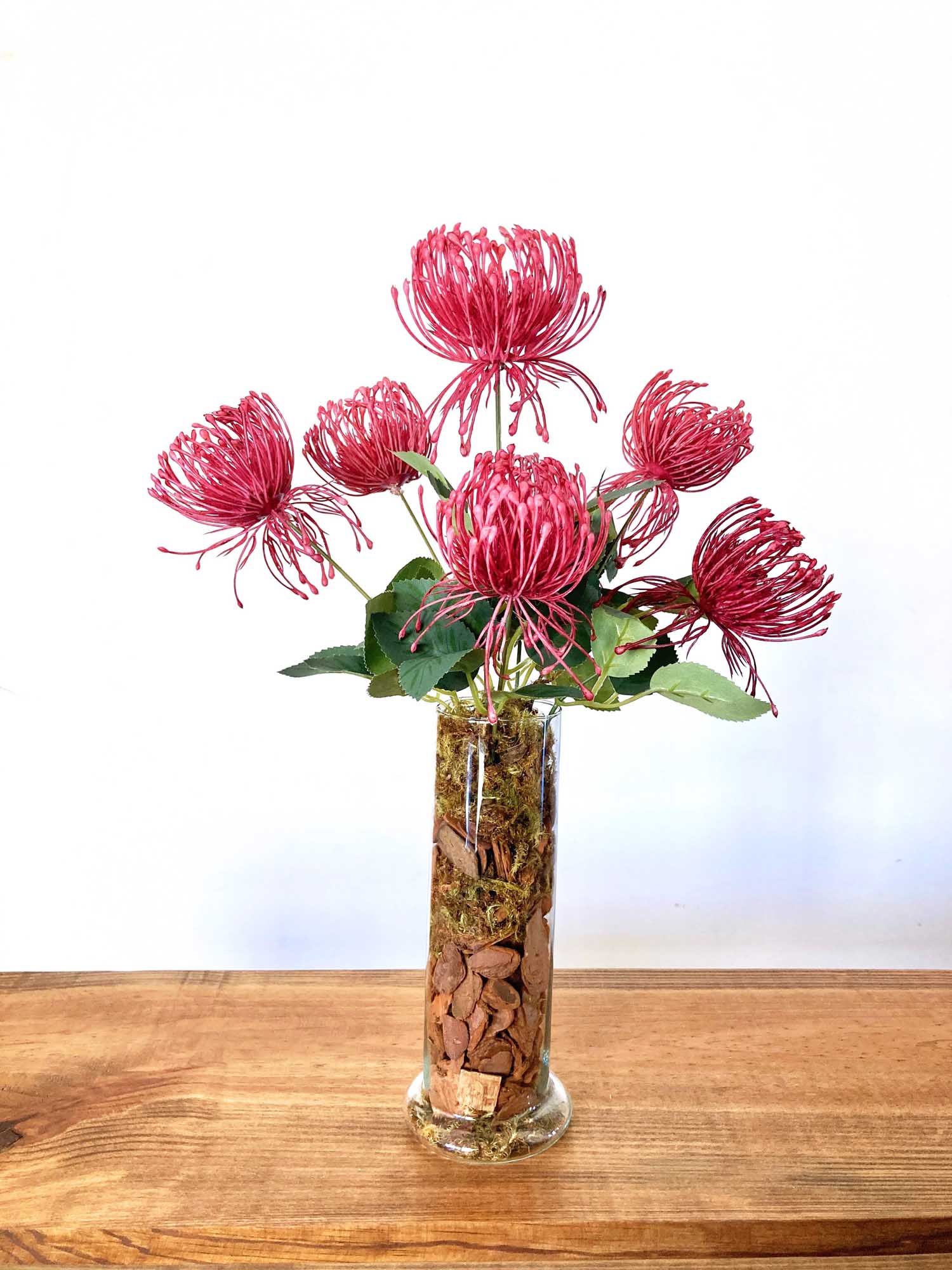 5 Ideias de Títulos para Posts sobre Arranjos de Proteas:
1. Proteas: A Flor Exótica que Transforma Qualquer Ambiente.
2. Do Minimalismo ao Boho: Descubra os Estilos de Arranjos com Proteas.
3. Como Conservar Seus Arranjos de Proteas Frescas e Desidratadas.
4. Guia Completo das Variedades de Proteas para Arranjos Incríveis.
5. Proteas em Eventos: Inspirações para Casamentos e Decorações Rústicas.