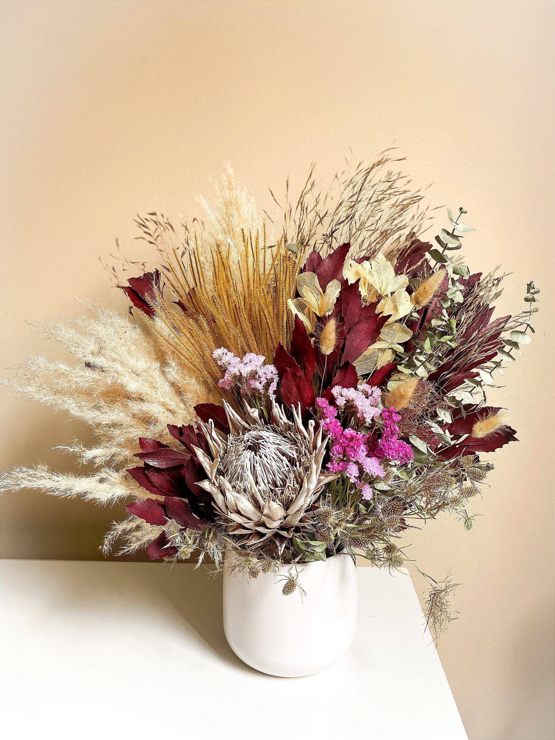 5 Ideias de Títulos para Posts sobre Arranjos de Proteas:
1. Proteas: A Flor Exótica que Transforma Qualquer Ambiente.
2. Do Minimalismo ao Boho: Descubra os Estilos de Arranjos com Proteas.
3. Como Conservar Seus Arranjos de Proteas Frescas e Desidratadas.
4. Guia Completo das Variedades de Proteas para Arranjos Incríveis.
5. Proteas em Eventos: Inspirações para Casamentos e Decorações Rústicas.