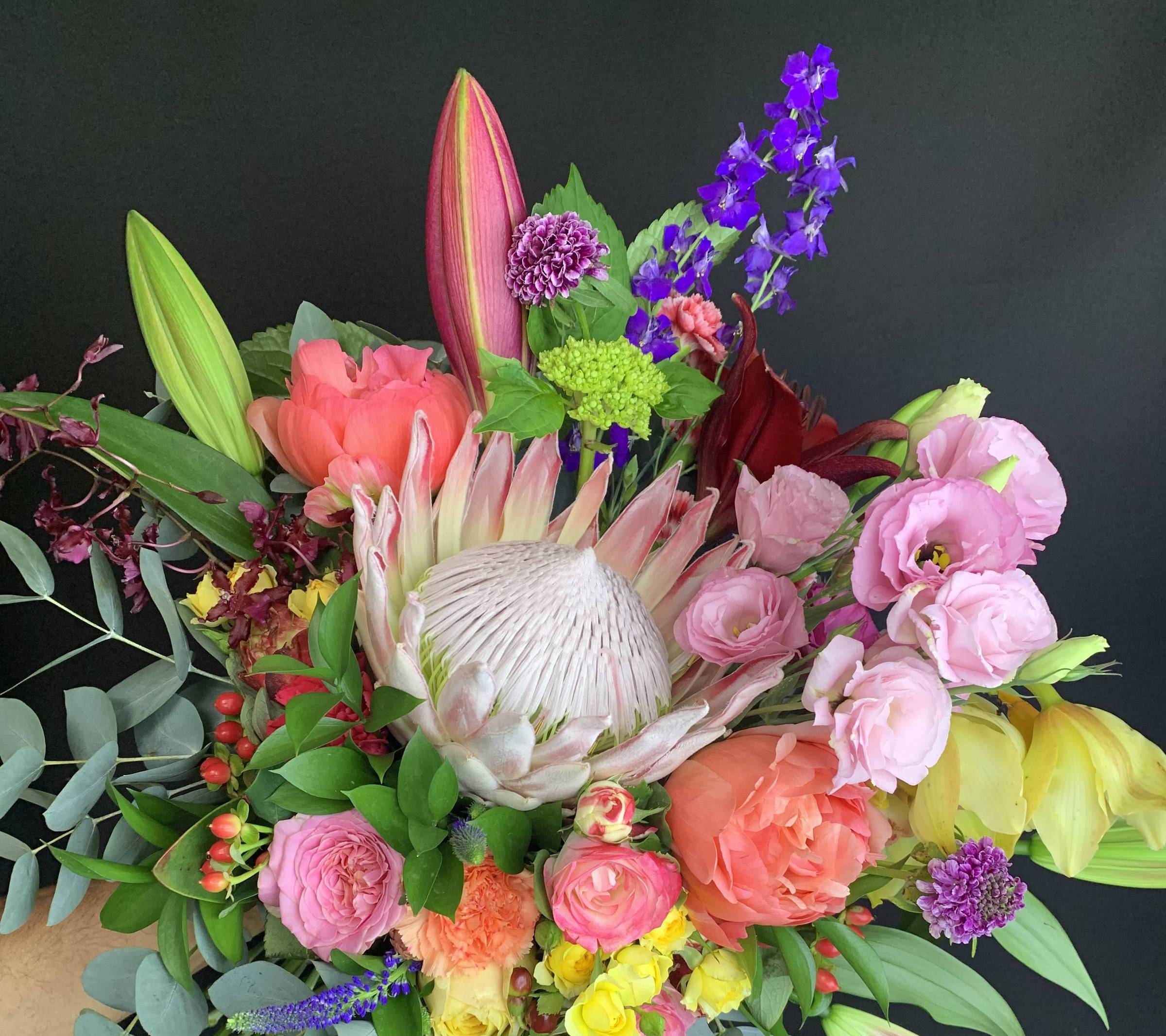 5 Ideias de Títulos para Posts sobre Arranjos de Proteas:
1. Proteas: A Flor Exótica que Transforma Qualquer Ambiente.
2. Do Minimalismo ao Boho: Descubra os Estilos de Arranjos com Proteas.
3. Como Conservar Seus Arranjos de Proteas Frescas e Desidratadas.
4. Guia Completo das Variedades de Proteas para Arranjos Incríveis.
5. Proteas em Eventos: Inspirações para Casamentos e Decorações Rústicas.