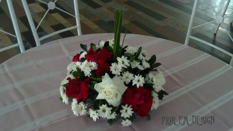 ideias de arranjos de flores baixos para mesa de jantar