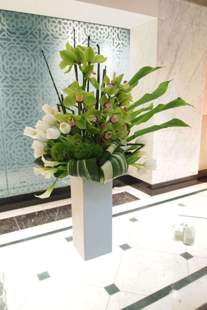 ideias de arranjos de flores baixos para mesa de jantar