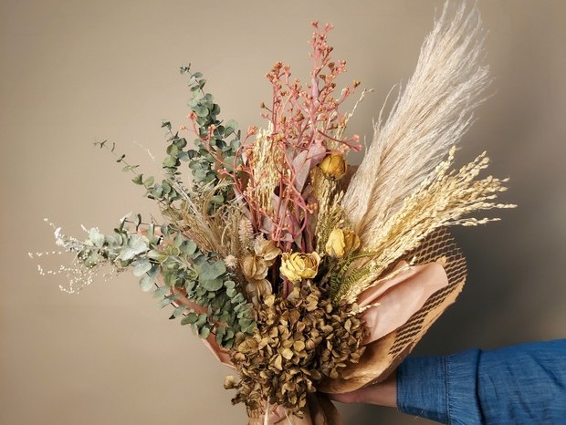 arranjo de flores baixo vs arranjo alto qual escolher