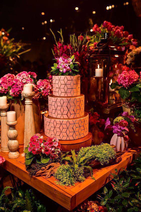 como fazer arranjo de flores desconstruído para mesa de bolo