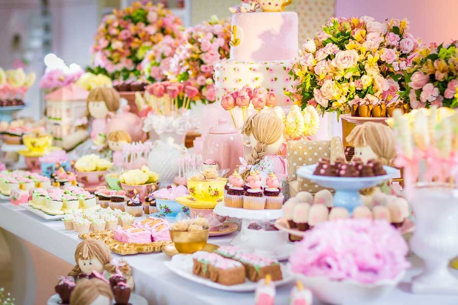 erros comuns ao escolher flores para mesa do bolo