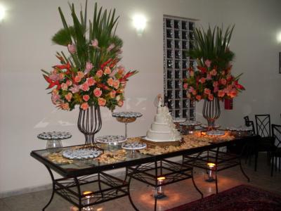 como fazer arranjo de flores desconstruído para mesa de bolo