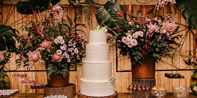 arranjo de flores naturais vs flores secas para mesa de bolo