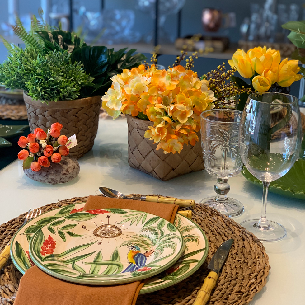 como fazer arranjo de flores desconstruído para mesa de bolo