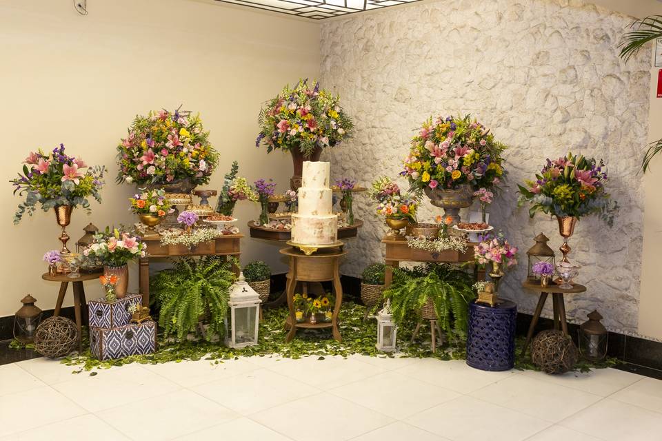 erros comuns ao escolher flores para mesa do bolo