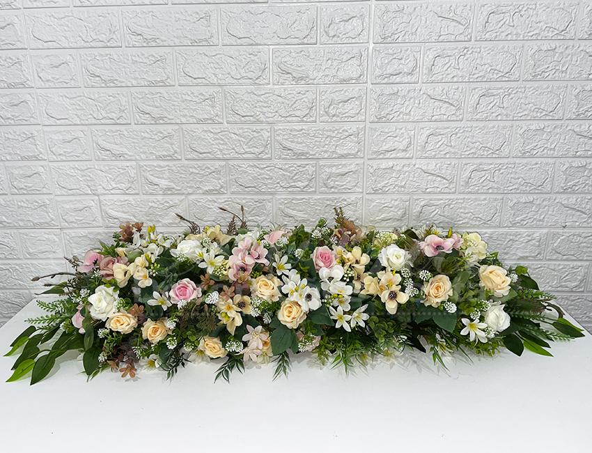 arranjo de flores naturais vs flores secas para mesa de bolo