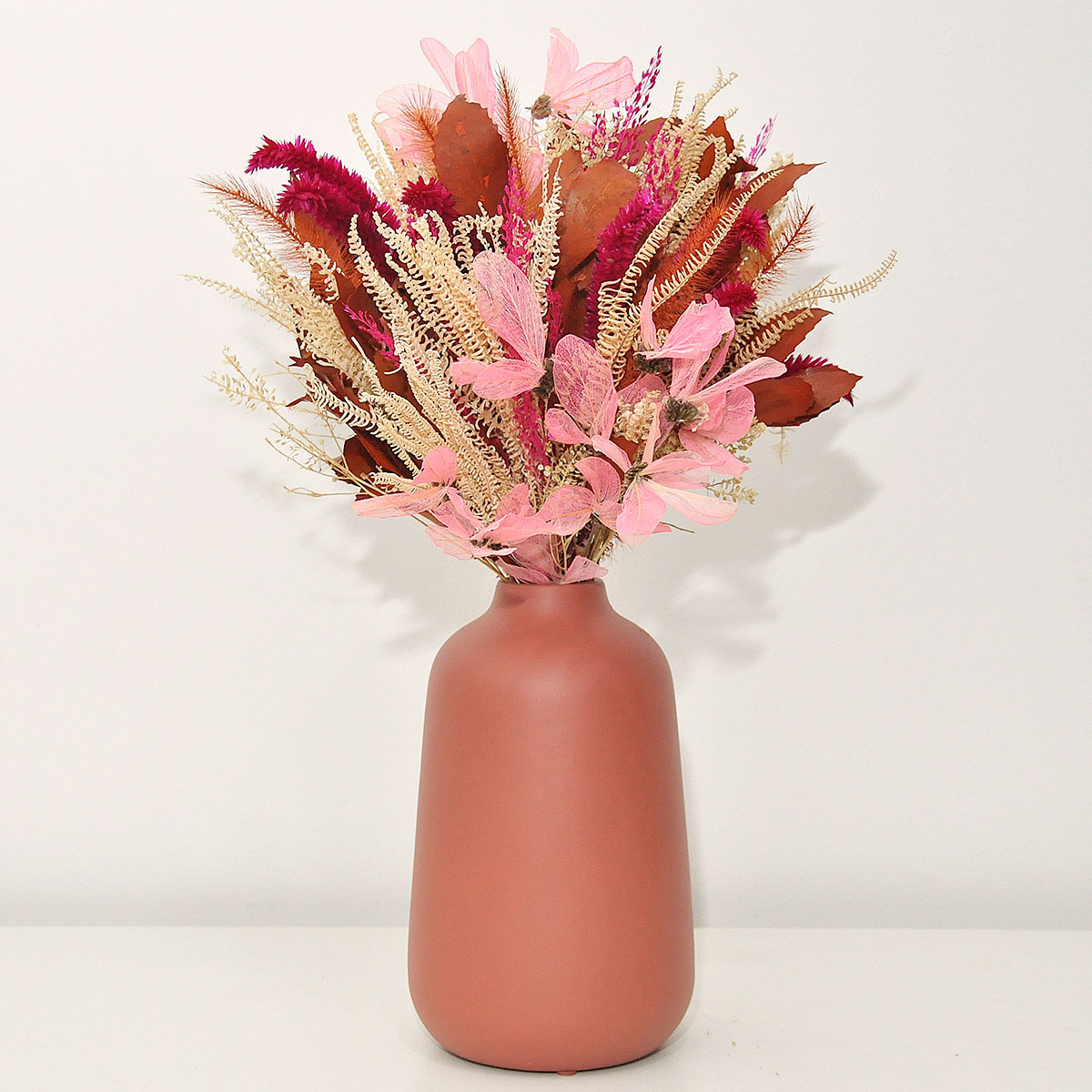 como fazer arranjo de folhagens em vaso de cerâmica pequeno