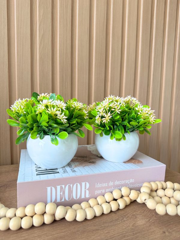 vaso de cerâmica com flores artificiais vs naturais qual escolher