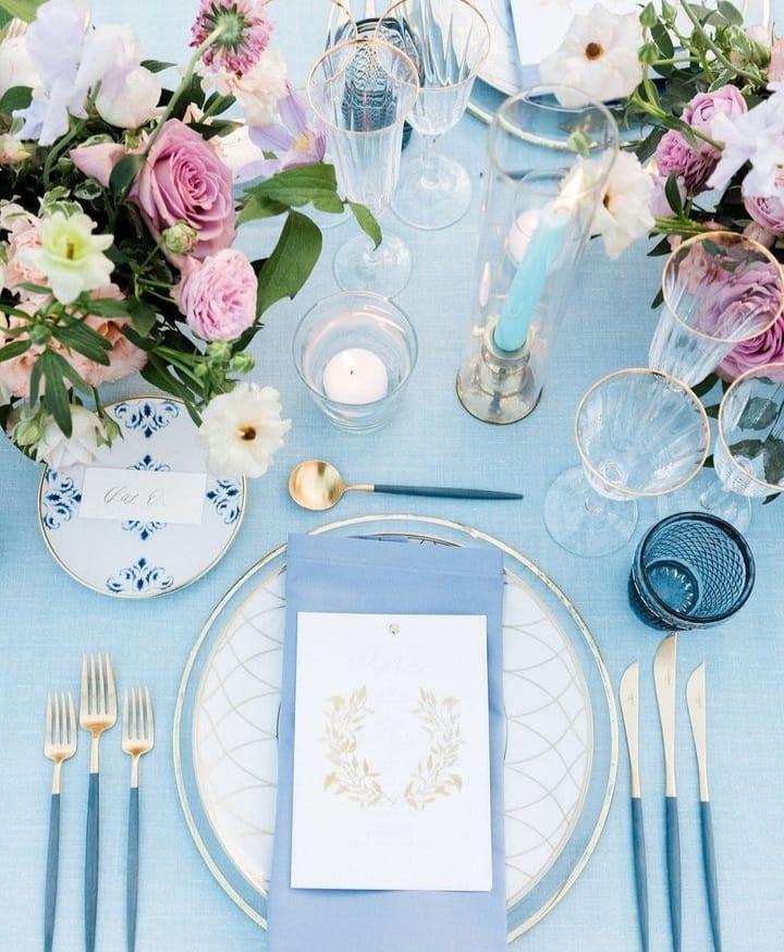 Azul Serenity vs. Azul Marinho: Qual Tom Escolher para o Seu Grande Dia?