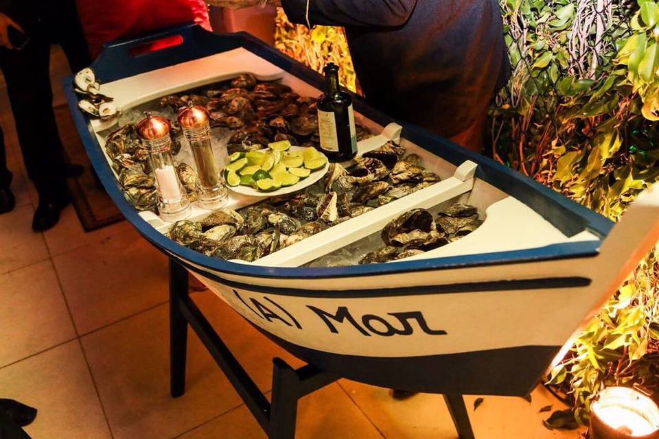 Bar de Ostras em Casamentos: Tipos de Serviço (Fixo vs. Volante) e Acompanhamentos