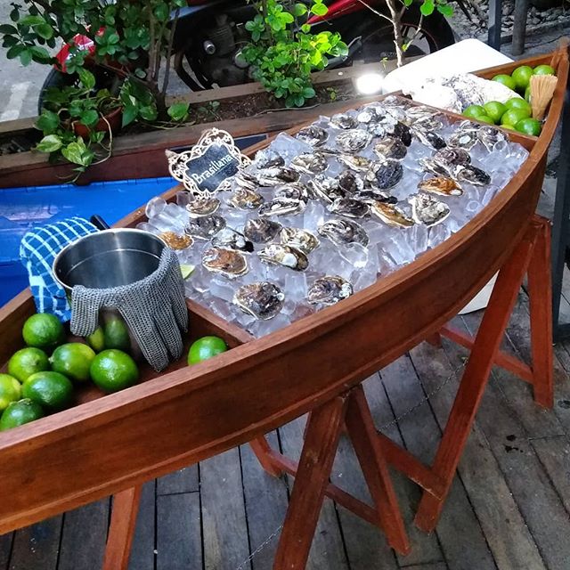 Harmonização Perfeita: Bebidas e Molhos para seu Bar de Ostras em Eventos