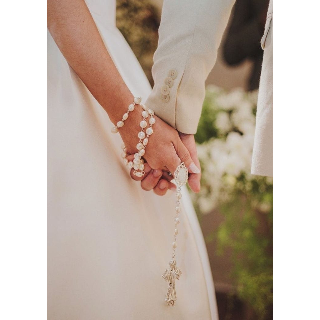 Como organizar a logística da bênção das alianças com muitos padrinhos