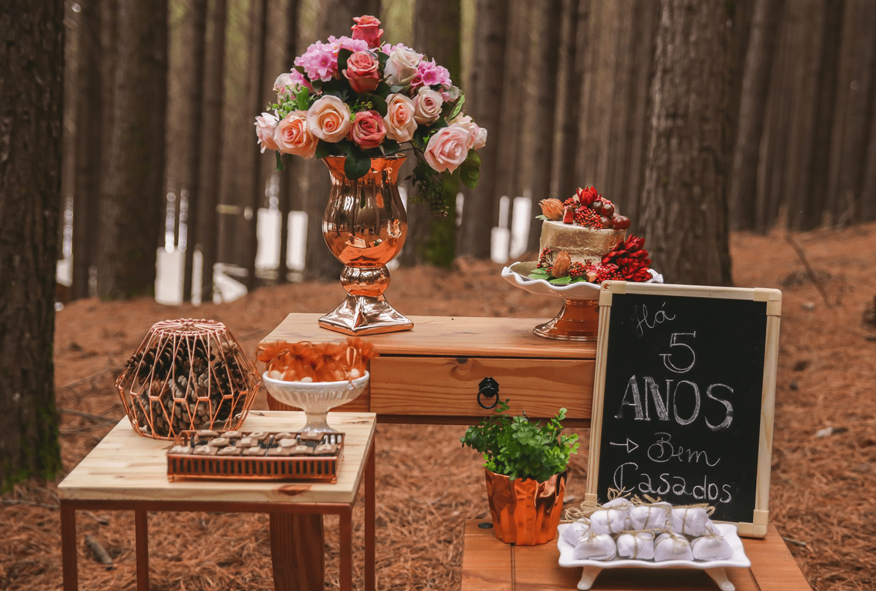 5 Ideias Criativas para Celebrar suas Bodas de Madeira
Como Escolher o Presente Perfeito para as Bodas de Madeira
O Significado Profundo das Bodas de Madeira: 5 Anos de União
Destinos Românticos para Comemorar 5 Anos de Casamento
Bodas de Madeira: Símbolos e Tradições para Celebrar seu Amor