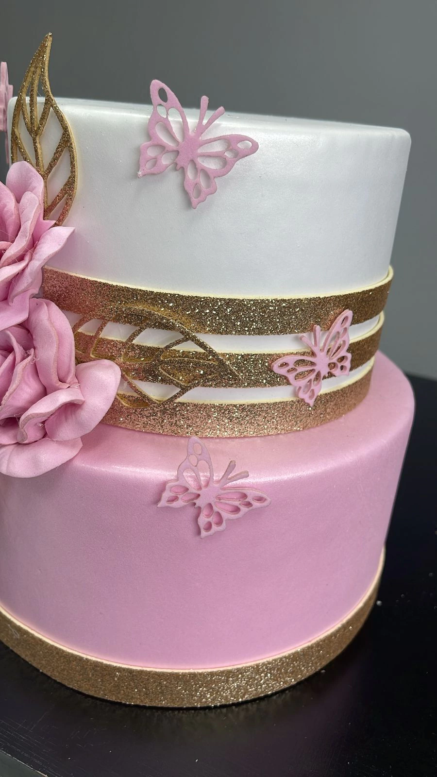 Bolo Cenográfico x Bolo Verdadeiro: Qual a Melhor Opção para Sua Festa?