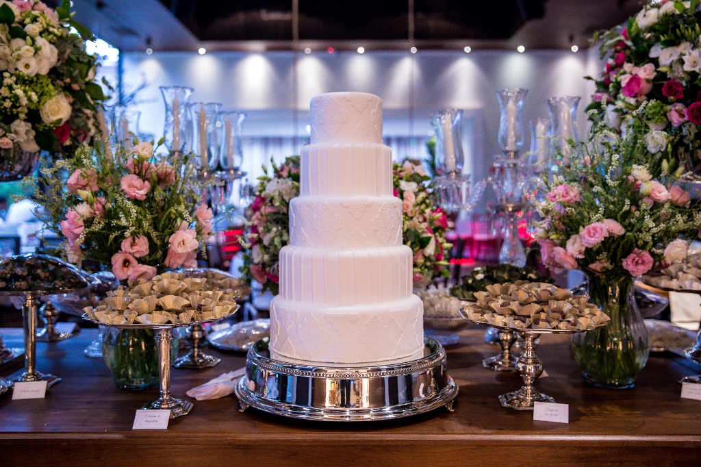 Bolo Cenográfico x Bolo Verdadeiro: Qual a Melhor Opção para Sua Festa?